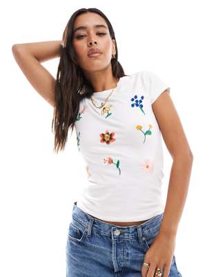 ASOS DESIGN - Figurbetontes T-Shirt in Weiß mit Blumenstickerei