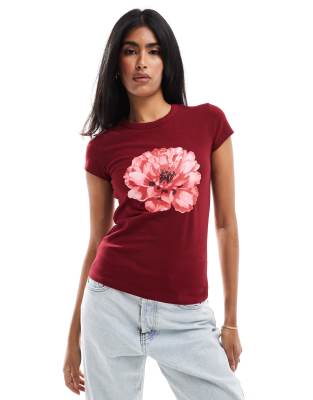 ASOS DESIGN - Figurbetontes T-Shirt in Weinrot mit Blumenprint