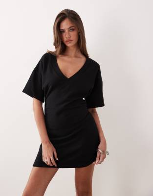ASOS DESIGN - Figurbetontes T-Shirt-Kleid in Schwarz mit V-Ausschnitt