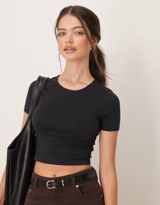 ASOS DESIGN - Figurbetontes T-Shirt mit kurzem Schnitt in Schwarz