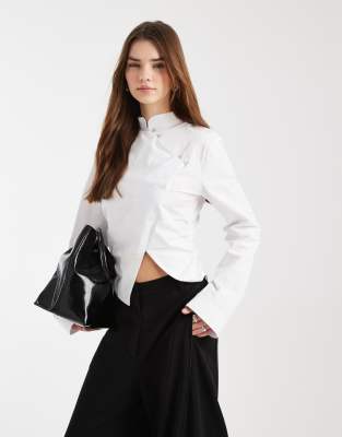 ASOS DESIGN - Figurbetontes, tailliertes Hemd in Weiß mit Mandarinkragen