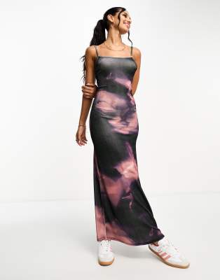 ASOS DESIGN - Figurbetontes Träger-Maxikleid in Lila mit farblich abgestimmtem abstraktem Print-Bunt