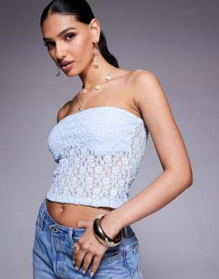 ASOS DESIGN - Figurbetontes, trägerloses Oberteil aus Spitze in Hellblau