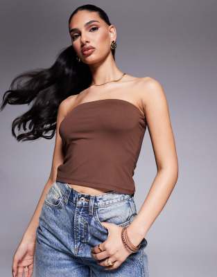 ASOS DESIGN - Figurbetontes, trägerloses Top aus hochwertigem Polyamid in Schokobraun