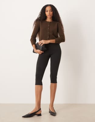 ASOS DESIGN - Figurformende Longline-Caprihose in Schwarz