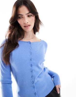 ASOS DESIGN - Figurformende Strickjacke in Babyblau mit U-Ausschnitt