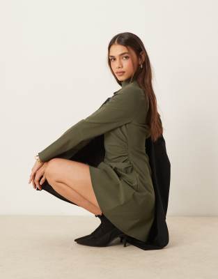 ASOS DESIGN - Figurformendes, hochgeschlossenes Minikleid in Khaki-Grün