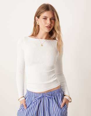 ASOS DESIGN - Figurformendes, nahtloses Langarmshirt in Weiß mit U-Boot-Ausschnitt und gerippter Struktur