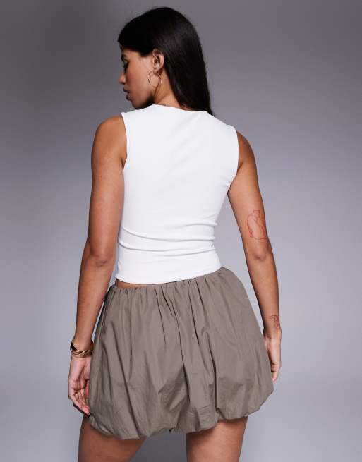 ASOS DESIGN – Figurformendes Trägertop in Weiß mit breiten Trägern, 2 von 4