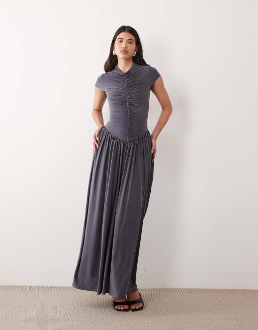 ASOS DESIGN figurnära maxiklänning med draperad front och vid kjol i kolgrå, 2 av 4