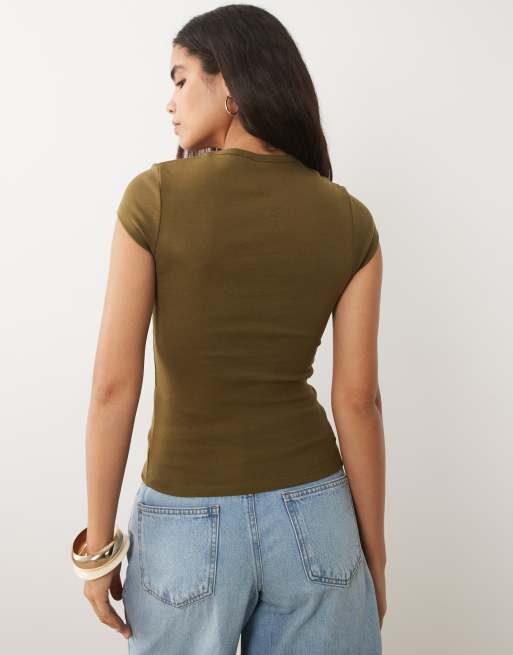 ASOS DESIGN figursydd baby t-shirt med korta ärmar i khaki, 4 av 4