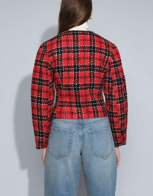 ASOS DESIGN figursydd bouclé-rutig kavaj med guldfärgade knappar i rött, 3 av 7