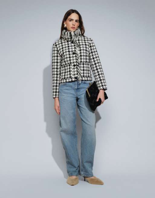 ASOS DESIGN figursydd jacka i bouclé med fransar och hundtandsmönster i monokromt, 2 av 4