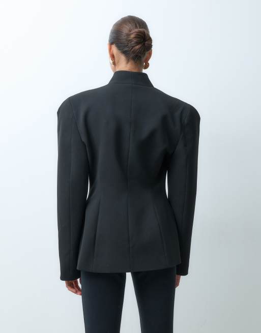ASOS DESIGN figursydd kavaj med markerade axlar och formad midja i svart, 4 av 4