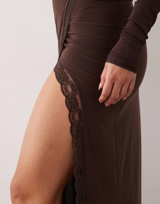 ASOS DESIGN figursydd kjol med hög slits och spetskant i brun, 2 av 5