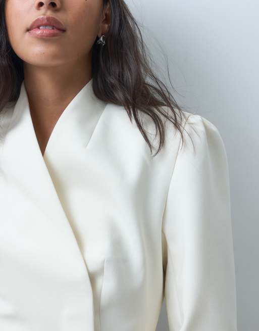 ASOS DESIGN figursydd omlottkavaj med markerad midja, 2 av 4