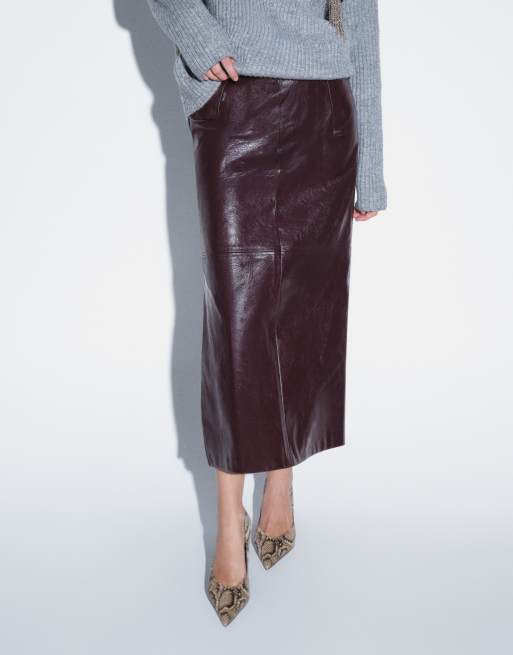 ASOS DESIGN figursydd pennkjol i läderlook med slät linning i vinröd, 2 av 5