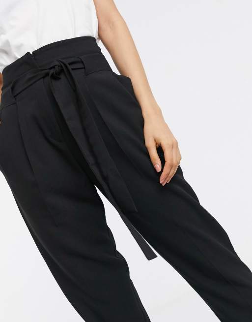ASOS DESIGN – Figursydda, avsmalnande, ankellång byxor med knytning i midjan, 3 av 4
