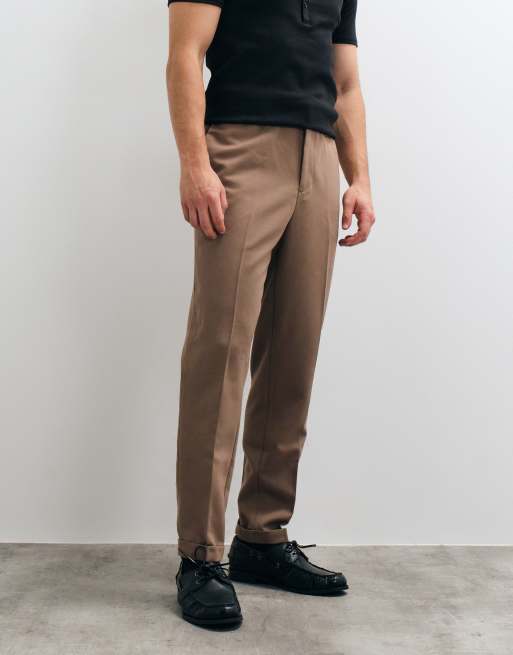 ASOS DESIGN figursydda avsmalnande byxor i brunt med elastisk midja och uppvikta benslut, 3 av 5