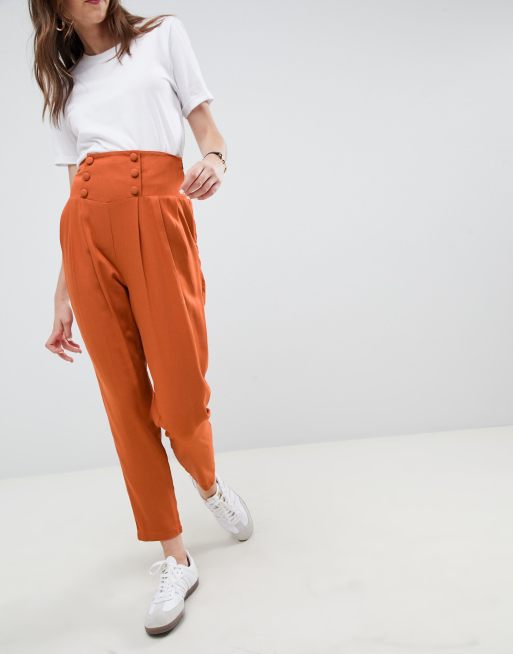 ASOS DESIGN – Figursydda avsmalnande byxor med hög midja och knappdetalj