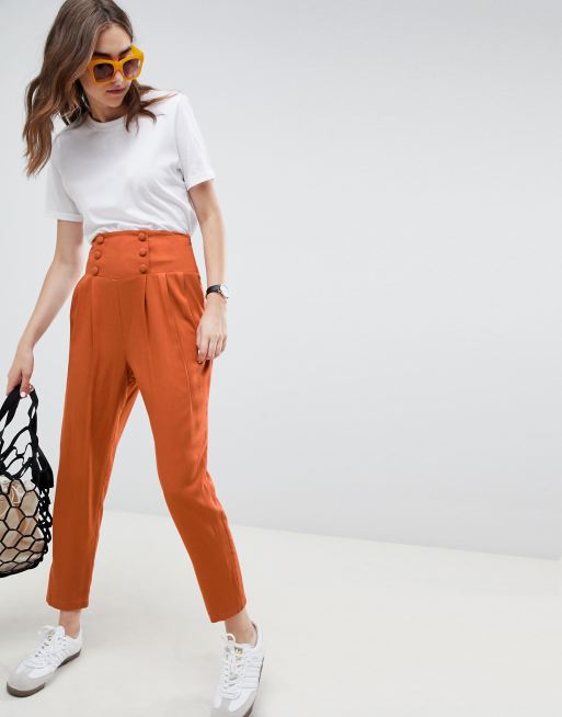 ASOS DESIGN – Figursydda avsmalnande byxor med hög midja och knappdetalj, 4 av 4