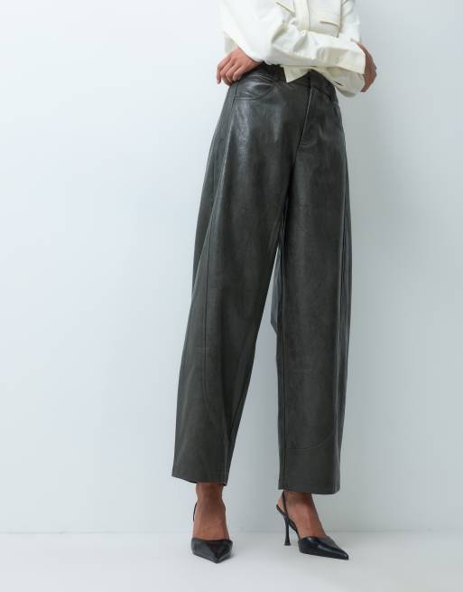 ASOS DESIGN figursydda barrel-byxor i läderimitation i ink, 5 av 5