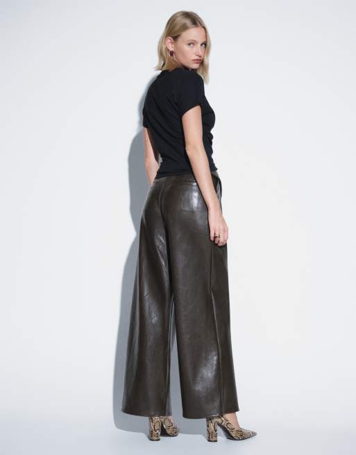 ASOS DESIGN figursydda byxor i läderimitation med vida ben och vikbar midja i khaki, 5 av 5