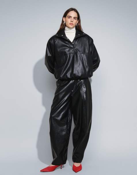 ASOS DESIGN figursydda byxor i svart läderimitation med avsmalnande ben - view 1