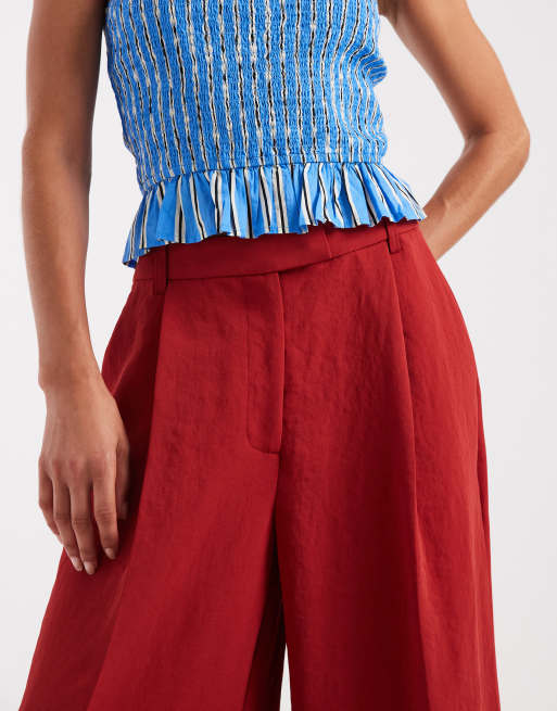 ASOS DESIGN figursydda byxor med låg midja och vida ben i rött, 3 av 5