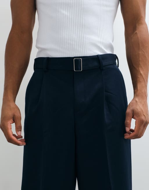 ASOS DESIGN figursydda byxor med lösa ben och skärp med spänne i marinblått, 2 av 5