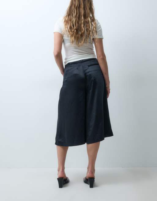 ASOS DESIGN figursydda culotte-byxor med hög midja i satin i marinblått, 3 av 5