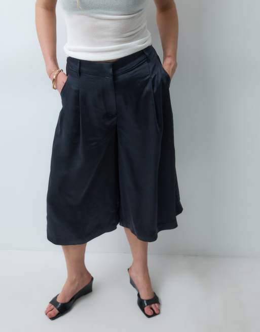 ASOS DESIGN figursydda culotte-byxor med hög midja i satin i marinblått, 4 av 5