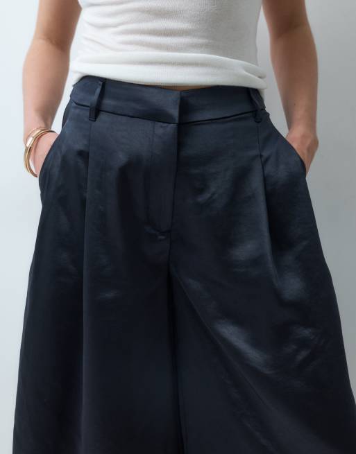 ASOS DESIGN figursydda culotte-byxor med hög midja i satin i marinblått, 5 av 5