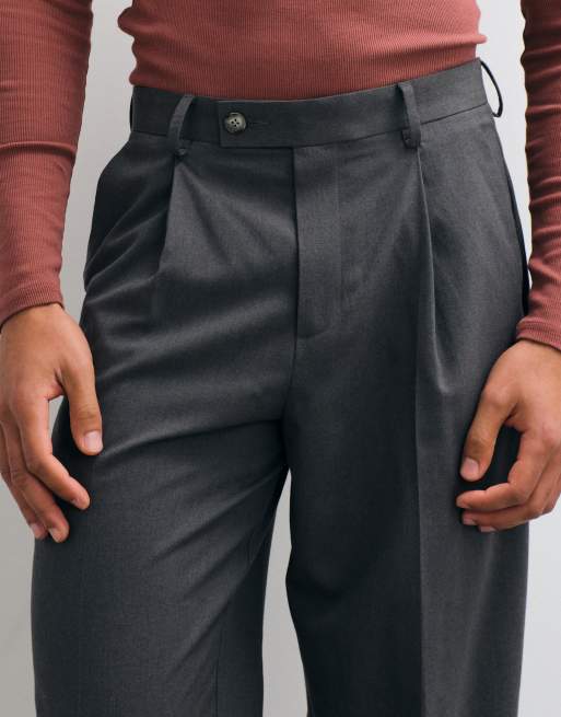 ASOS DESIGN figursydda plisserade flanellbyxor i kolgrått med detalj på bakfickan, 5 av 5