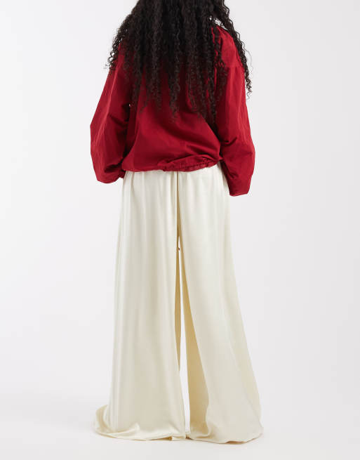 ASOS DESIGN figursydda satinpalazzobyxor i cream, 3 av 5