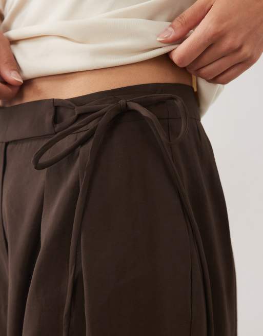 ASOS DESIGN figursydda shorts med knytdetalj i chokladbrun, 5 av 5