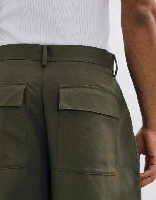 ASOS DESIGN figursydda veckade vida barrel-byxor i khaki, 2 av 10