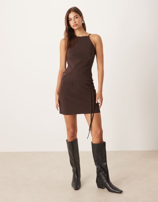 ASOS DESIGN - Figursyet chokoladebrun mininederdel med bindedetalje