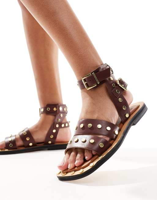 ASOS DESIGN Fiji Flache Sandalen aus Leder in Burgunderrot mit Nieten