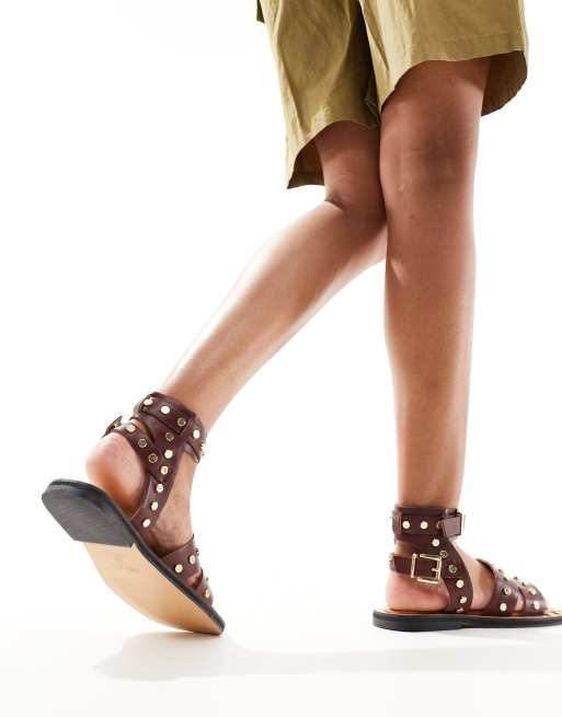 ASOS DESIGN - Fiji - Platte leren sandalen met studs in bordeauxrood, 3 van 4
