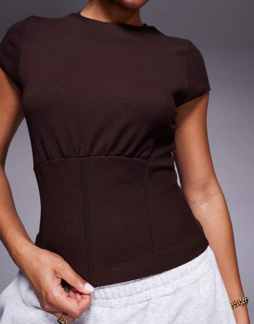 ASOS DESIGN - Fijn geribbelde top met korte mouwen en ingenomen taille in chocoladebruin, 3 van 4