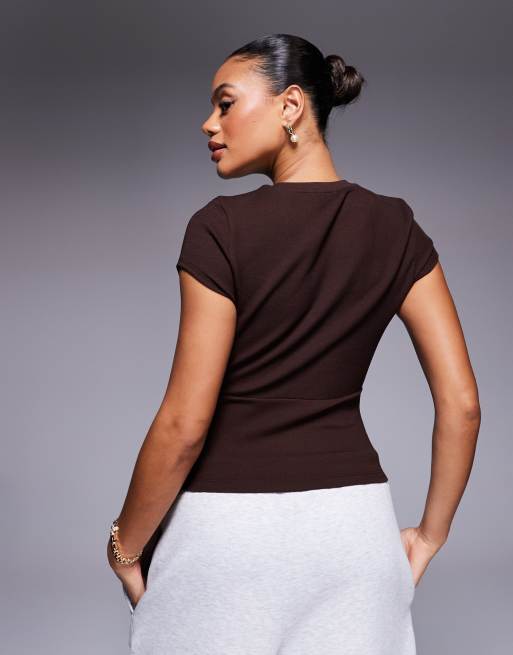ASOS DESIGN - Fijn geribbelde top met korte mouwen en ingenomen taille in chocoladebruin, 4 van 4