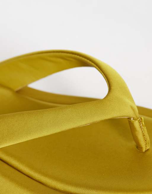 ASOS DESIGN – Filia – Gulgröna flatform-sandaler i satin med tårem, 2 av 4
