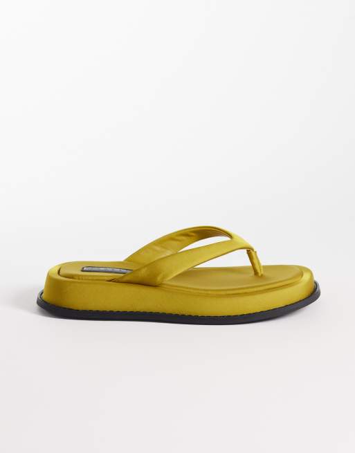 ASOS DESIGN – Filia – Gulgröna flatform-sandaler i satin med tårem, 3 av 4