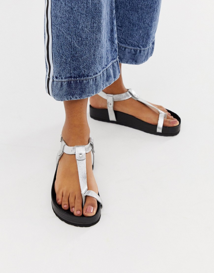ASOS DESIGN - Filmore - Premium leren minimalistische sandalen met voetbed en teenlusje-Zilver
