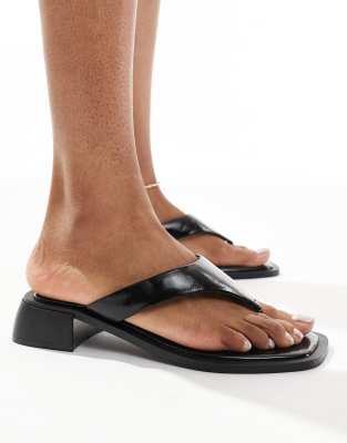 ASOS DESIGN - Finale - Mules in Schwarz mit Zehensteg und Absatz