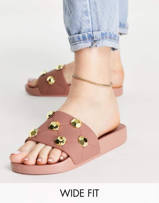 ASOS DESIGN - Finery - Doorgestikte slippers met studs en brede pasvorm in beige