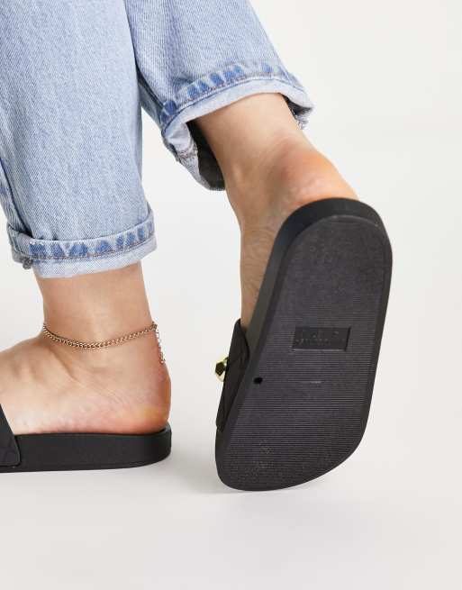 ASOS DESIGN – Finery – Gesteppte Slider in Schwarz mit Nietenbesatz, 2 von 4