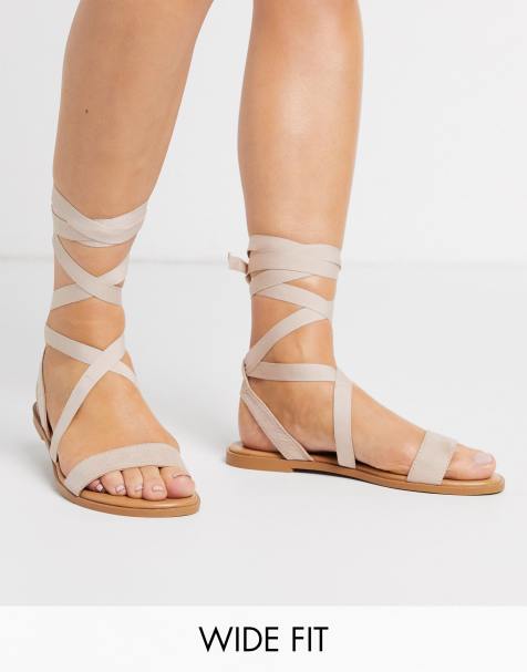 ASOS DESIGN - Finland - Sandales plates pointure large avec liens à nouer sur la jambe - Beige