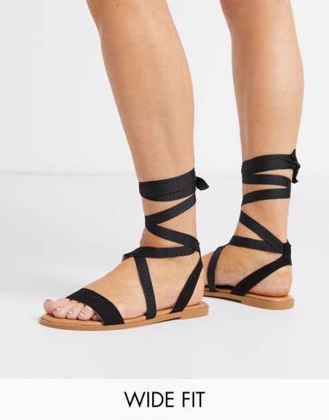 ASOS DESIGN - Finland - Sandales plates pointure large avec liens à nouer sur la jambe - Noir
